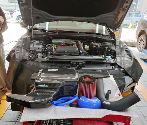 최신 회사 사례 EDDY 탄소 섬유 흡기 박스로 업그레이드된 8세대 골프: 진정한 엔진 출력 발휘